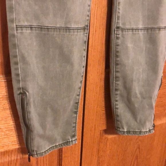 Women’s Pants - Picture 3 of 3